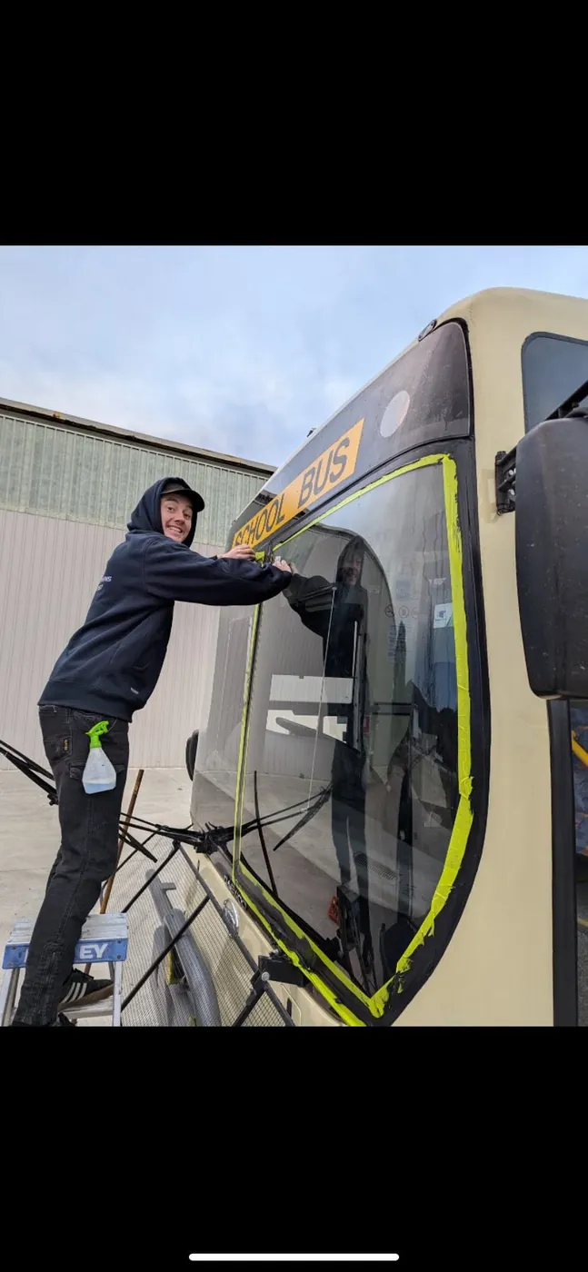 Fitting a windscreen on a bus